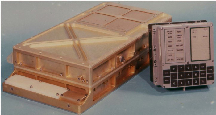1.7: Το πρώτο ενσωματωμένο σύστημα που κατασκευάστηκε ήταν το Apollo Guidance Computer που τοποθετήθηκε στο ομώνυμο διαστημόπλοιο για το ταξίδι στη Σελήνη. Περιείχε μια μικρογραφία ενός IBM S/360. Εικόνα από commons.wikimedia.org - Public Domain.