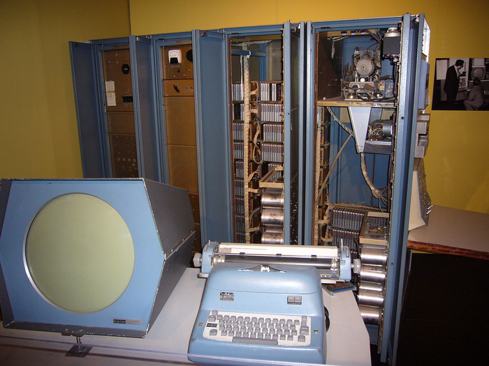1.5: Ο πρώτος εμπορικός υπολογιστής ήταν ο PDP-1 της DEC, που υποστήριζε πλήθος επιπρόσθετων περιφερειακών. Εικόνα από Matthew Hutchinson - http://www.flickr.com/photos/hiddenloop/307119987/. Licensed under CC BY 2.0 via Commons.