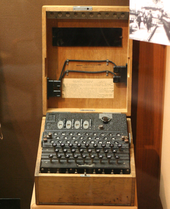 1.2: Το μηχάνημα Enigma που χρησιμοποιήθηκε για την κρυπτογράφηση/αποκρυπτογράφηση μηνυμάτων, χρησιμοποιούσε γρανάζια. Εικόνα από wikipedia.org.