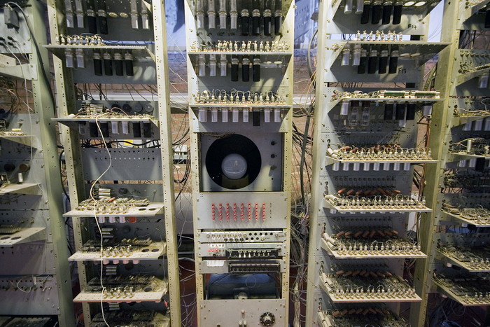 1.4: Ο πρώτος υπολογιστής που χρησιμοποίησε transistor από το Πανεπιστήμιο του Manchester το 1953. Εικόνα από SSEM Manchester museum close up by Parrot of Doom - Own work. Licensed under CC BY-SA 3.0.