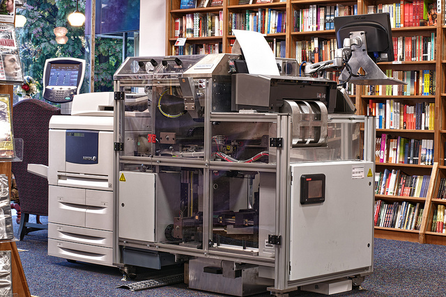Το βιβλίο ως (απλώς μια) εκτύπωση. Το Espresso Book Machine (2006) για βιβλία «κατά παραγγελία» (print-on-demand).