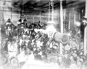Χορευτές με τελετουργική ενδυμασία σε τελετουργία πότλατς των Τλίνγκιτ. Αλάσκα, 15/10/1898